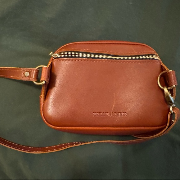 Scarlet sling bag in color, chestnut Portland Leather Goods. - Picture 3 of 4